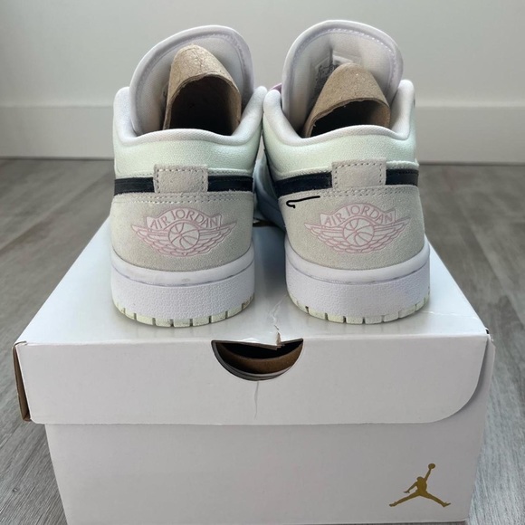 Wmns Air Jordan 1 Low SE ‘Barley Green’ - Picture 3 of 6